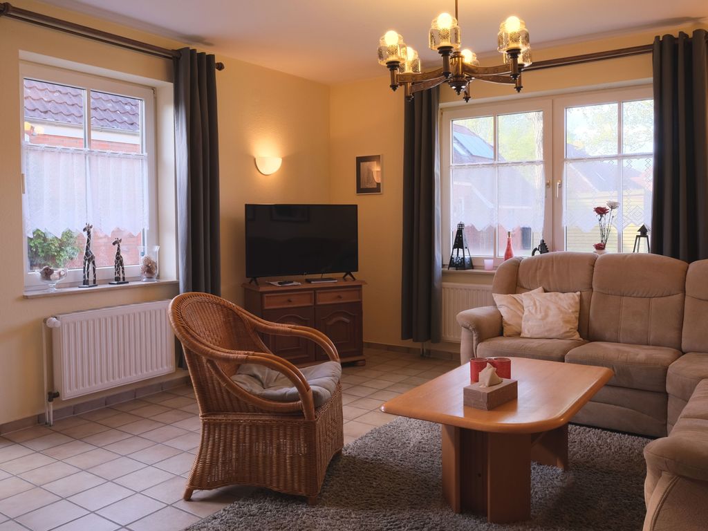 Wohnzimmer mit Zugang zur Terrasse