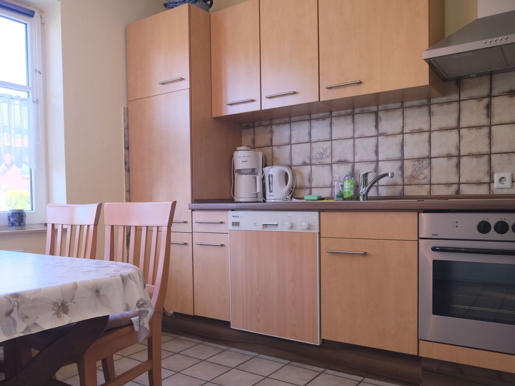 Küchenzeile mit Herd/Backofen, Kühlschrank, Geschirrspülmaschine, Kaffeemaschine, Wasserkocher und mehr