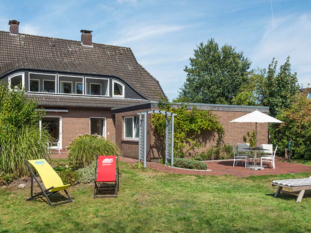 Diekhuus Arngast, Ferienhaus für 12 Personen in Dangast, Nordsee: Ansicht vom großen Garten