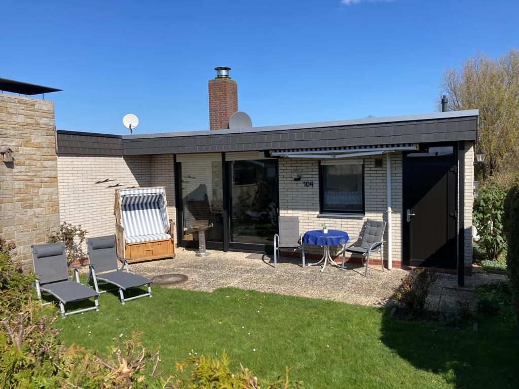 Gartenansicht mit Terrasse und Gartenmöbeln zum Entspannen