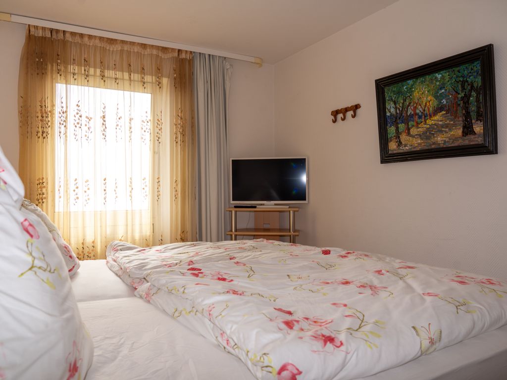 Schlafzimmer 1