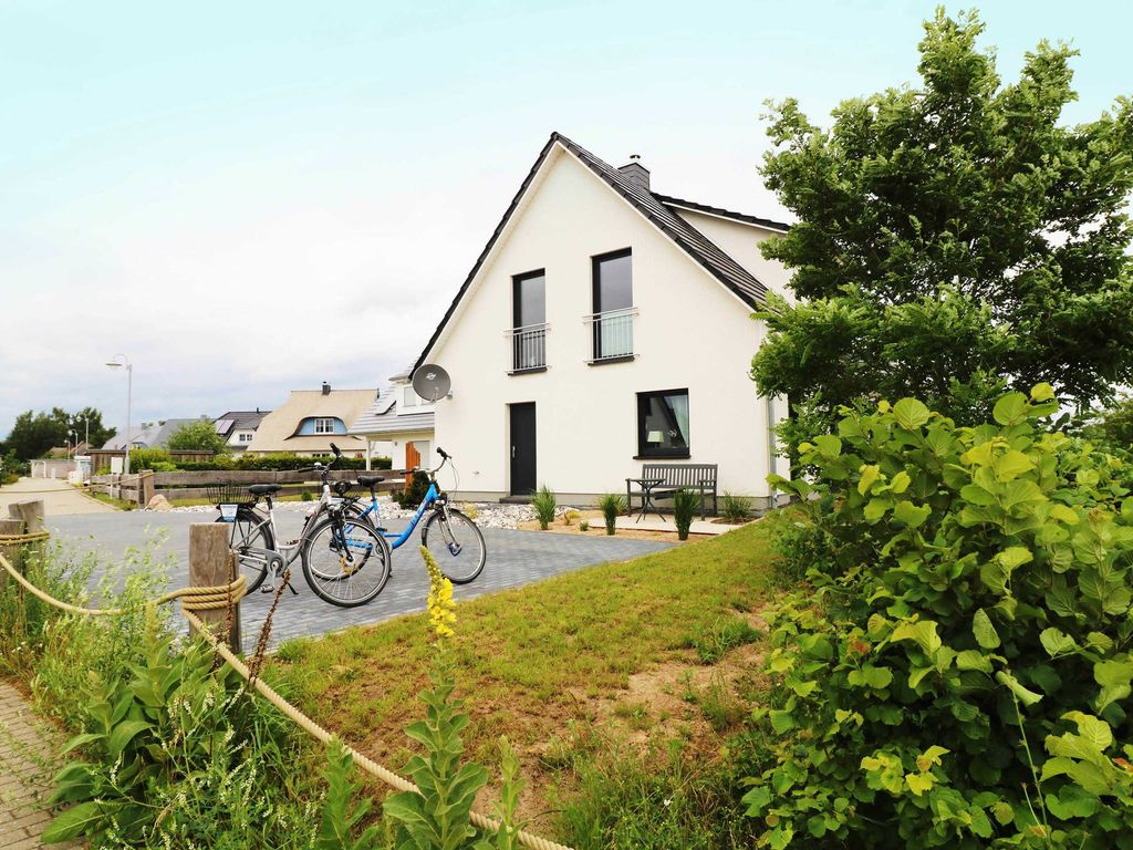 Das Ferienhaus Hinnerk im Ostseebad Karlshagen auf Usedom ist ein moderner Neubau in einer gepflegten Ferienhaussiedlung. Die idyllische Lage nahe der Peene und des Karlshagener Hafens bietet ideale Voraussetzungen für erholsame Spaziergänge, schöne Fahrradtouren und abwechslungsreiche Ausflüge in die Natur.