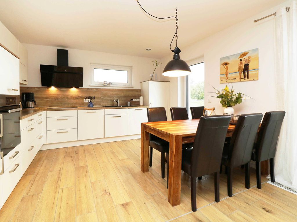 Essbereich im Ferienhaus Hinnerk in Karlshagen auf der Insel Usedom mit großem Esstisch und Sitzplätzen.