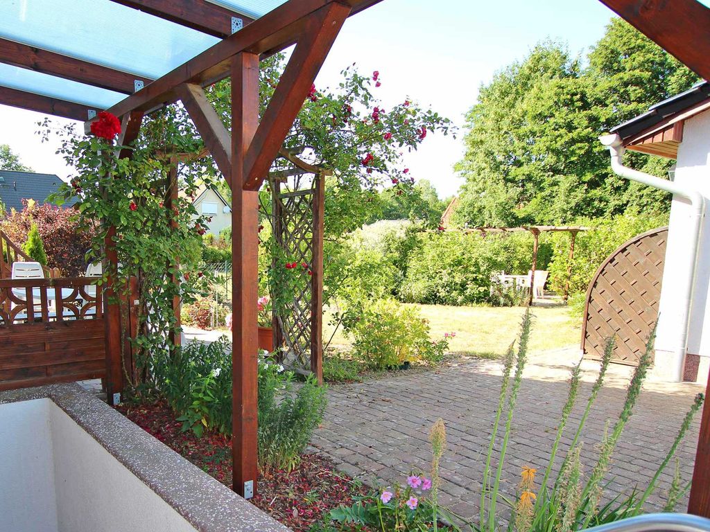 Blick vom Eingang in den Garten