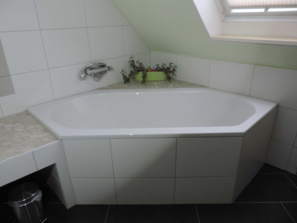Eckbadewanne mit Duschmöglichkeit