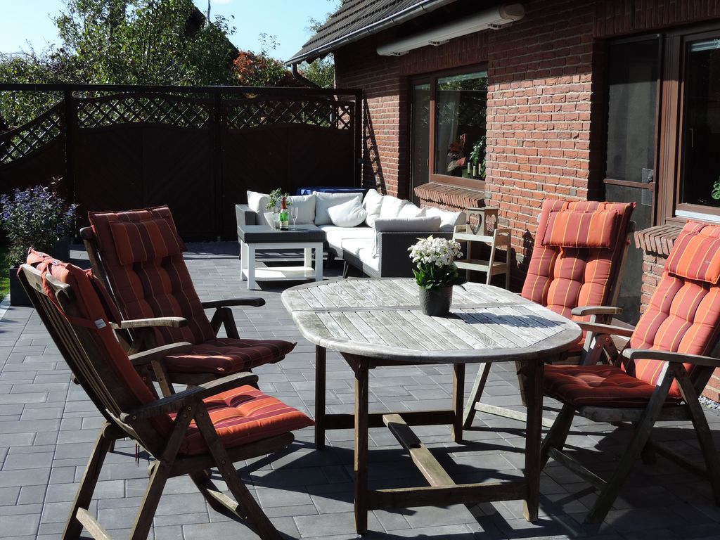 Terasse mit Gartenmöbeln
