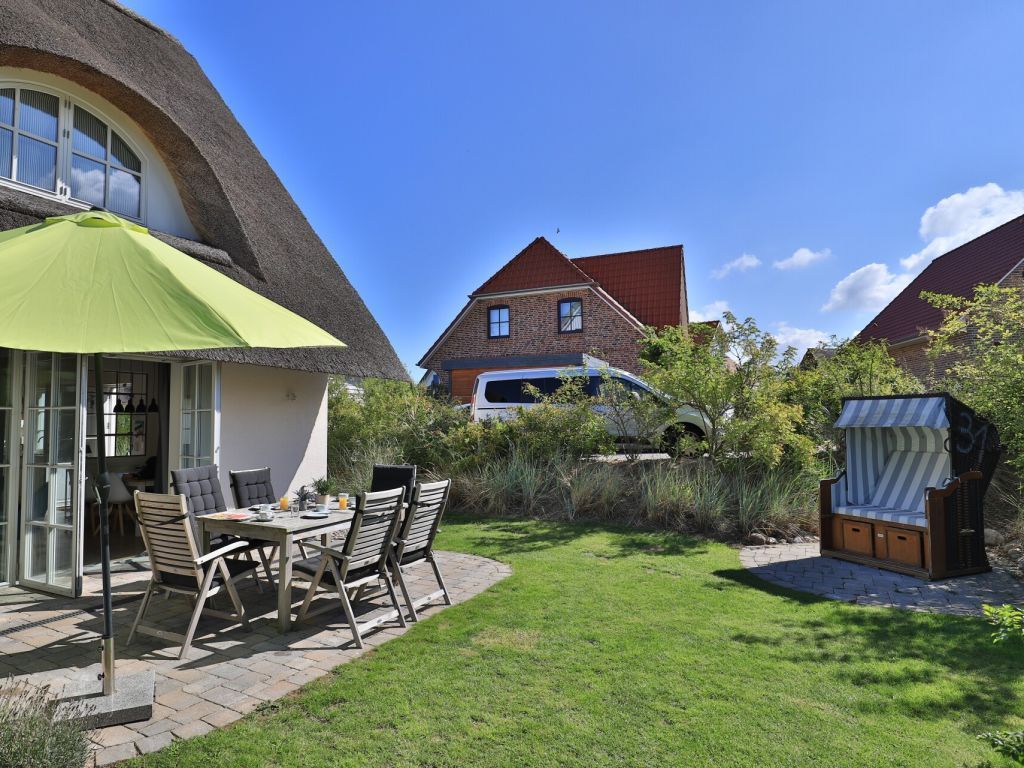 Stechelhus - Blick auf die Terrasse mit Strandkorb