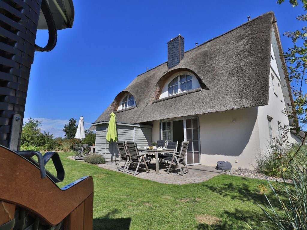 Stechelhus - Blick auf die Terrasse mit Strandkorb