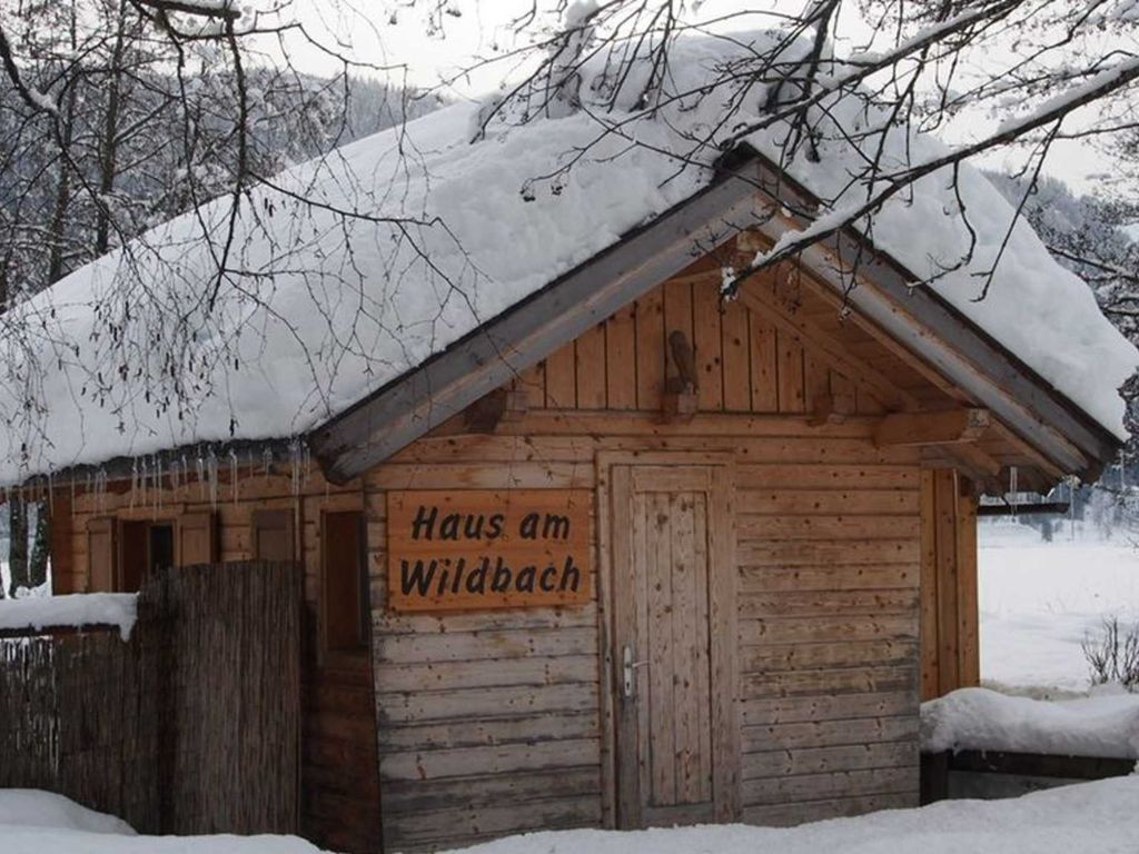 Badehütte am See im Winter
