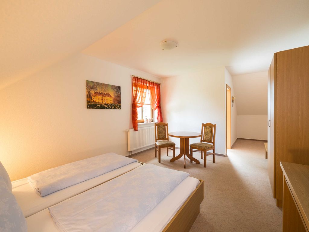 großzügiges freundliches Doppelzimmer mit Kühlschrank und Wasserkocher