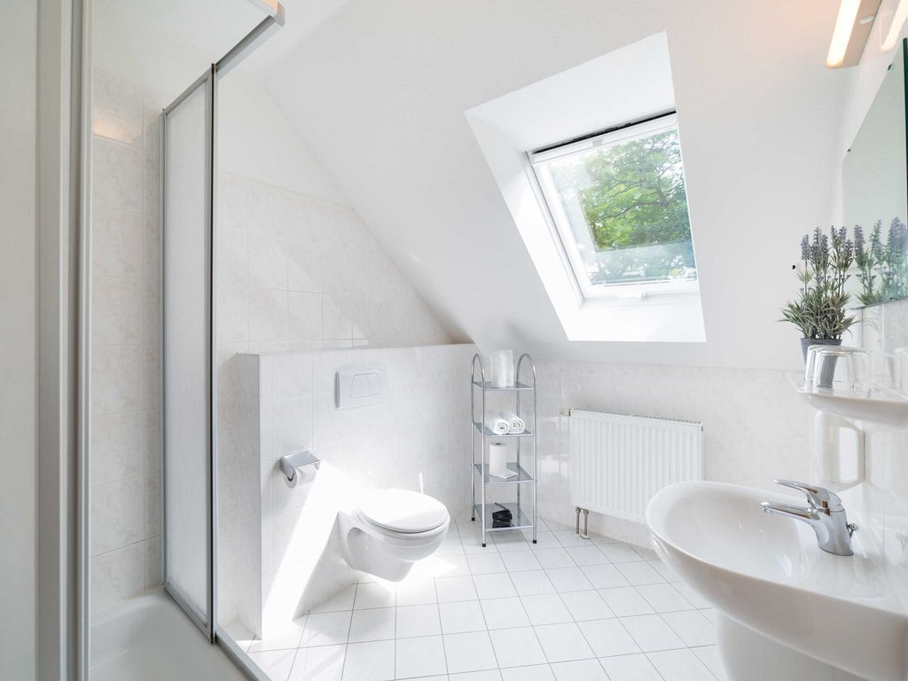 Tageslichtbad mit Dusche und Föhn