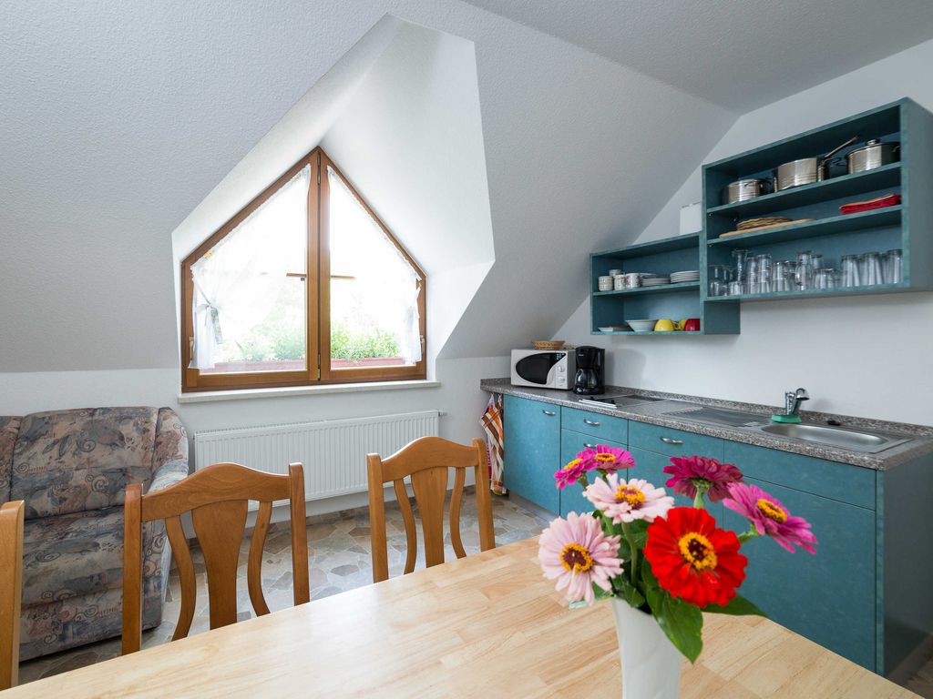 Die Gemeinschaftsküche, die allen Gästen zur Verfügung steht und gleichzeitig als Frühstücksraum zur Verfügung steht.