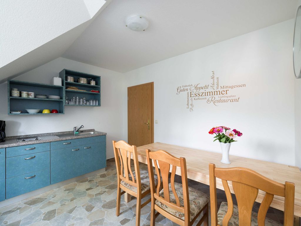Die Gemeinschaftsküche ausgestattet mit Gefriermöglichkeit, Mikrowelle, Toaster, 2 Herdplatten sowie TV