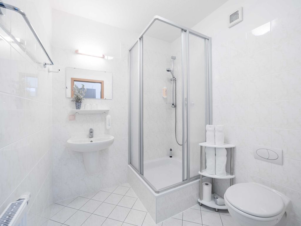 Badzimmer mit Dusche und Föhn