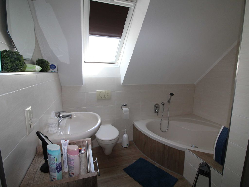 Bad mit Dusche und Wanne