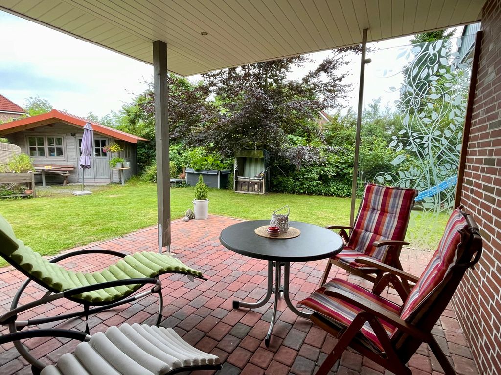 Überdachte Terrasse mit Gartenmöbel