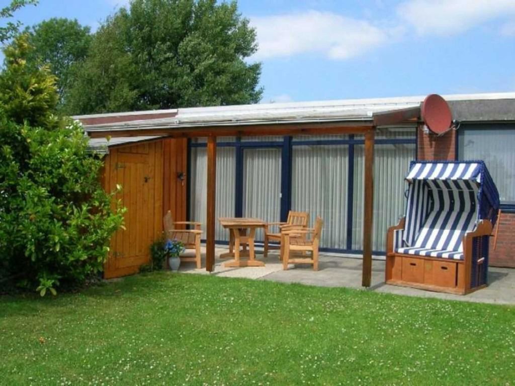 Überdachte Terrasse mit Strandkorb