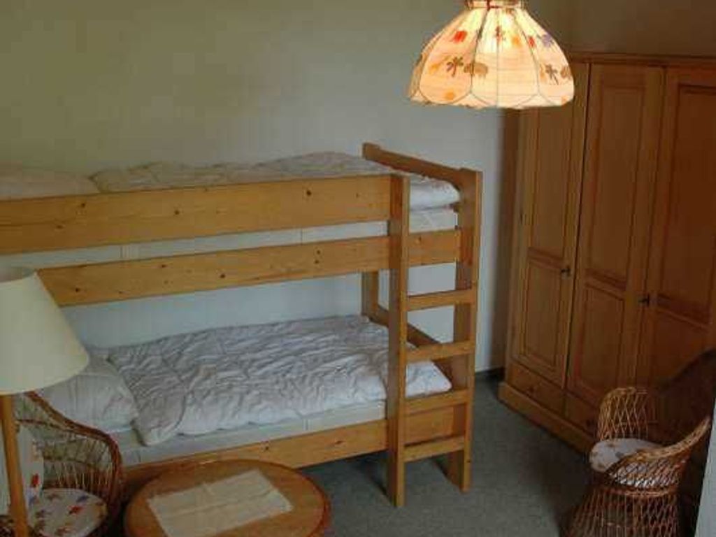 Kinderschlafzimmer mit Hochbett und Einzelbett
