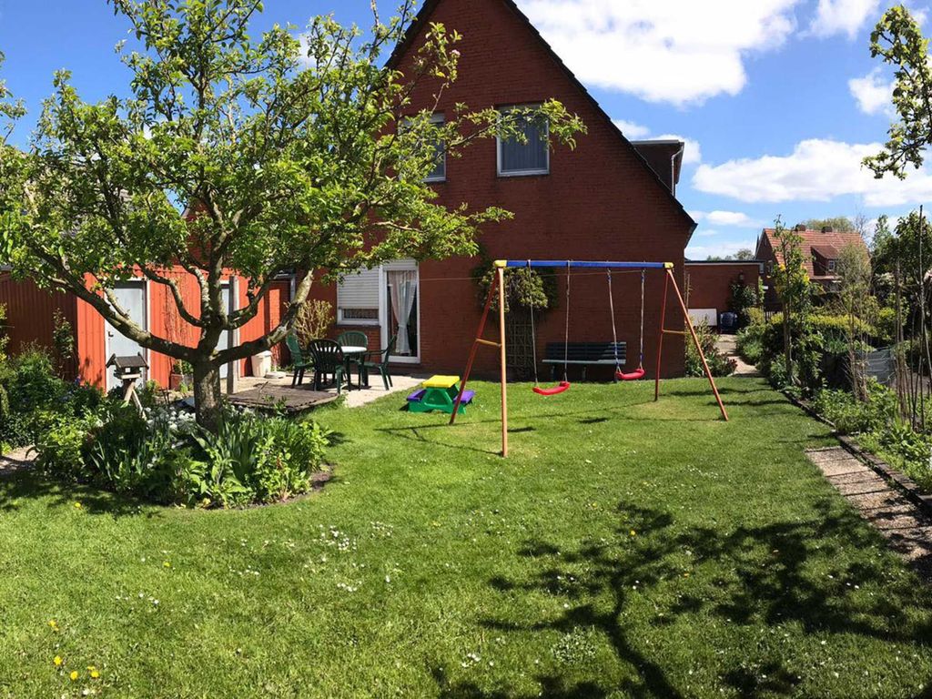 Die Terrasse mit kleinem Spielplatz für Ihre Kinder