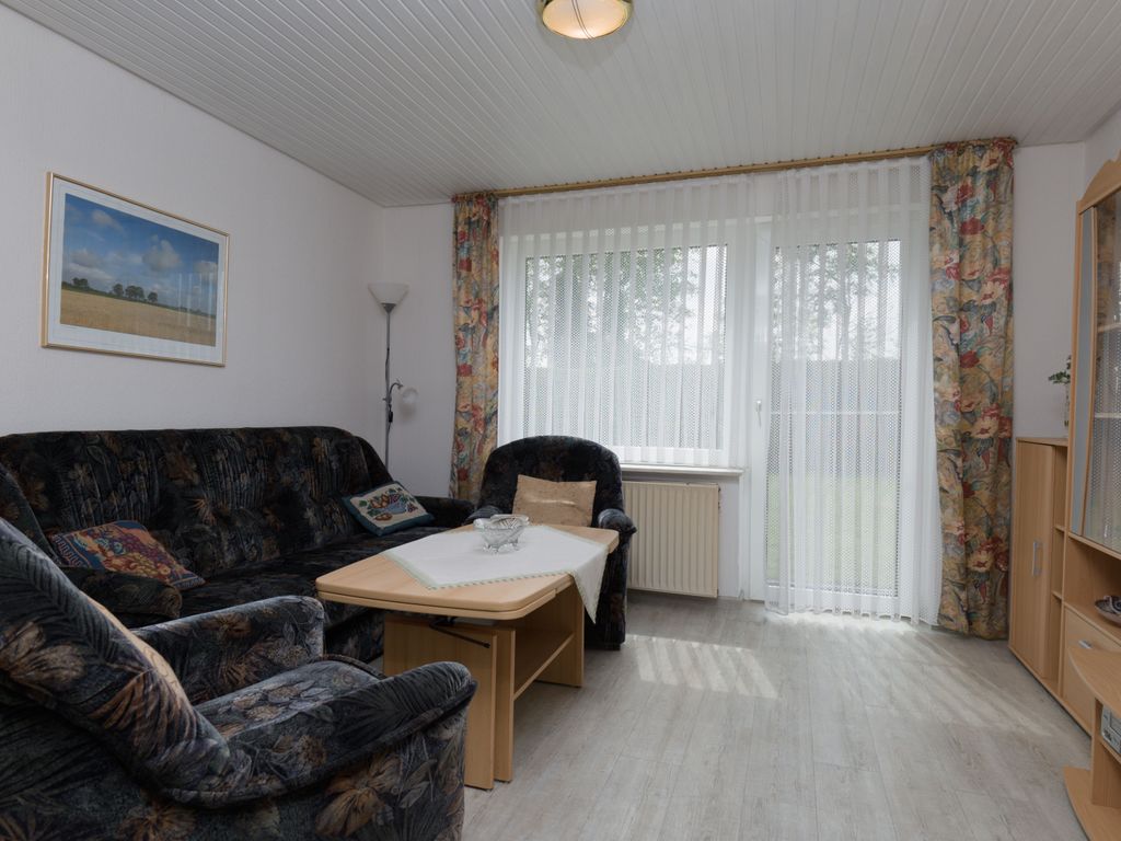 Wohnzimmer mit Terrassentür zum Garten etc.