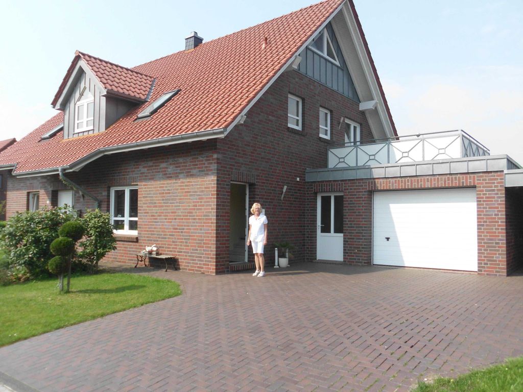 Hausansicht mit Vermieterin