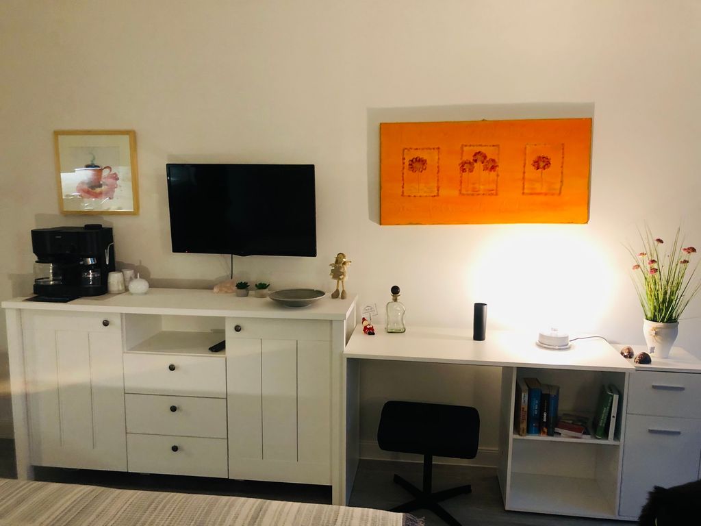 Fernseher mit Schreibtisch