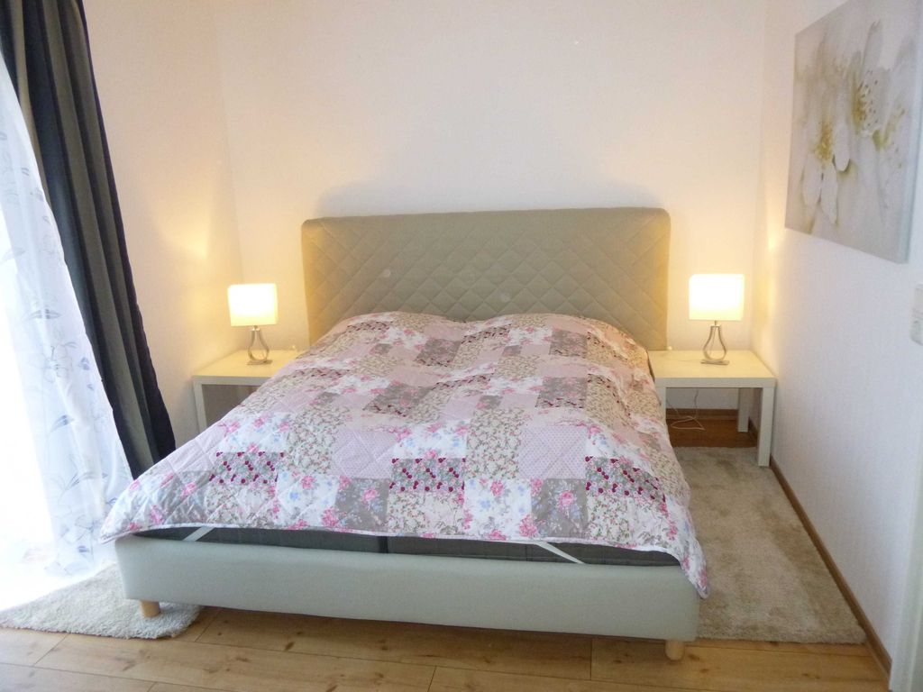 Schlafzimmer mit Doppelbett