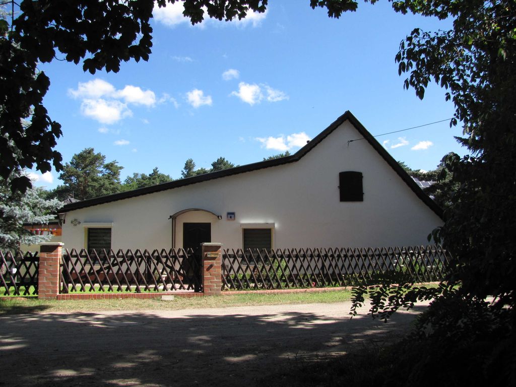 Seitenansicht von Haus und Grundstück