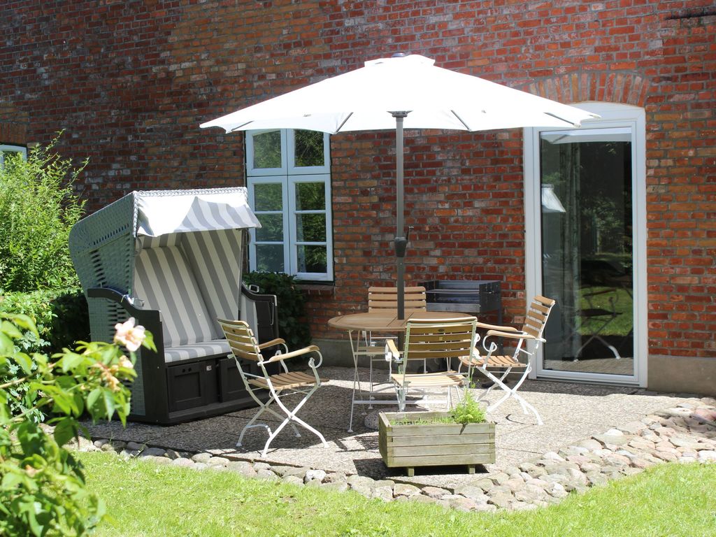 Jede Wohnung bietet eine Terrasse mit Strandkorb