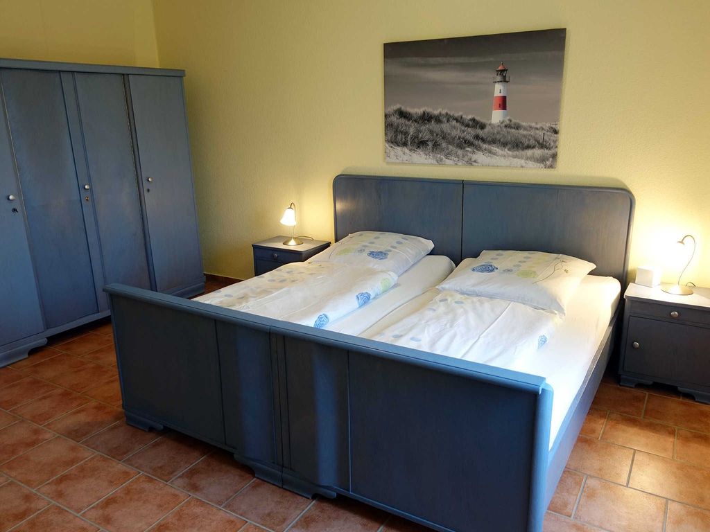 Schlafzimmer mit Doppelbett im Erdgeschoss