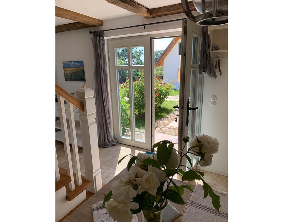 Wohnzimmer mit Blick in den Garten