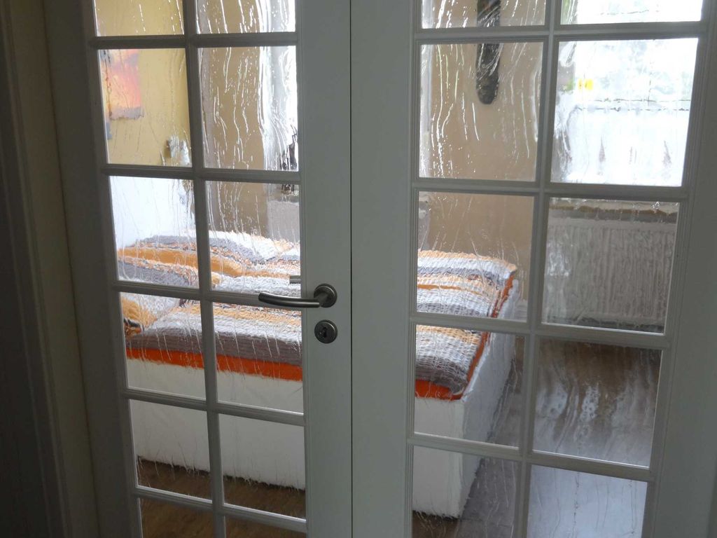 sie stehen im Flur und sehen das Schlafzimmer