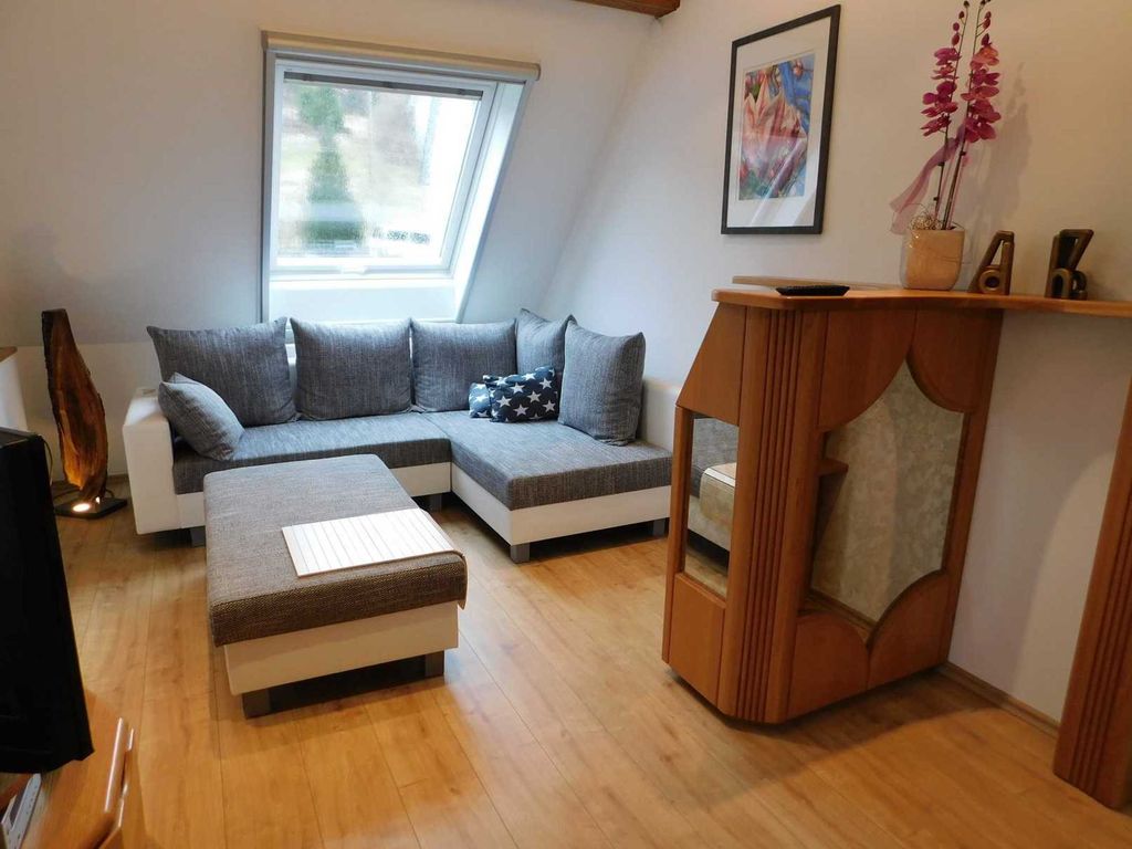 Das gemütliches Ecksofa lädt zum Entspannen ein.