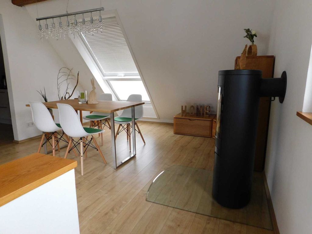 großflächige Dachfenster erhellen die Räumlichkeiten