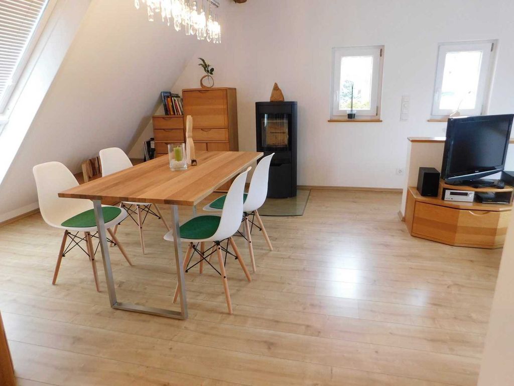 stilvolle Möbilierung und der moderne Schwedenofen im Essbereich