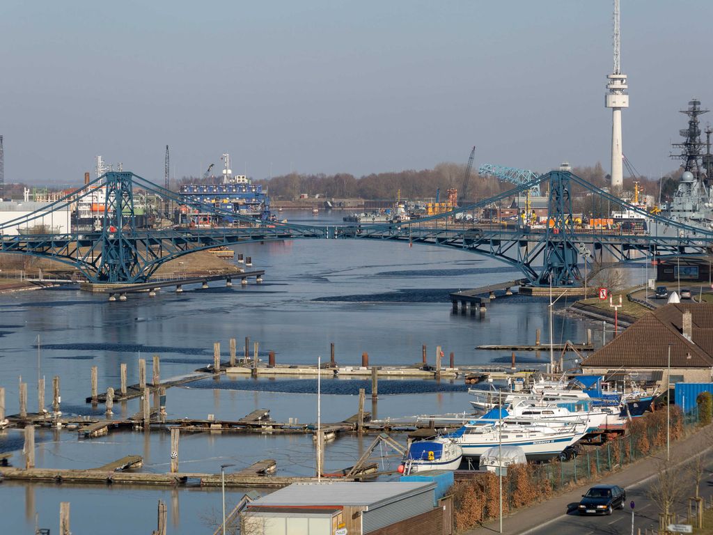 KW Brücke mit zugefrorenem Hafen