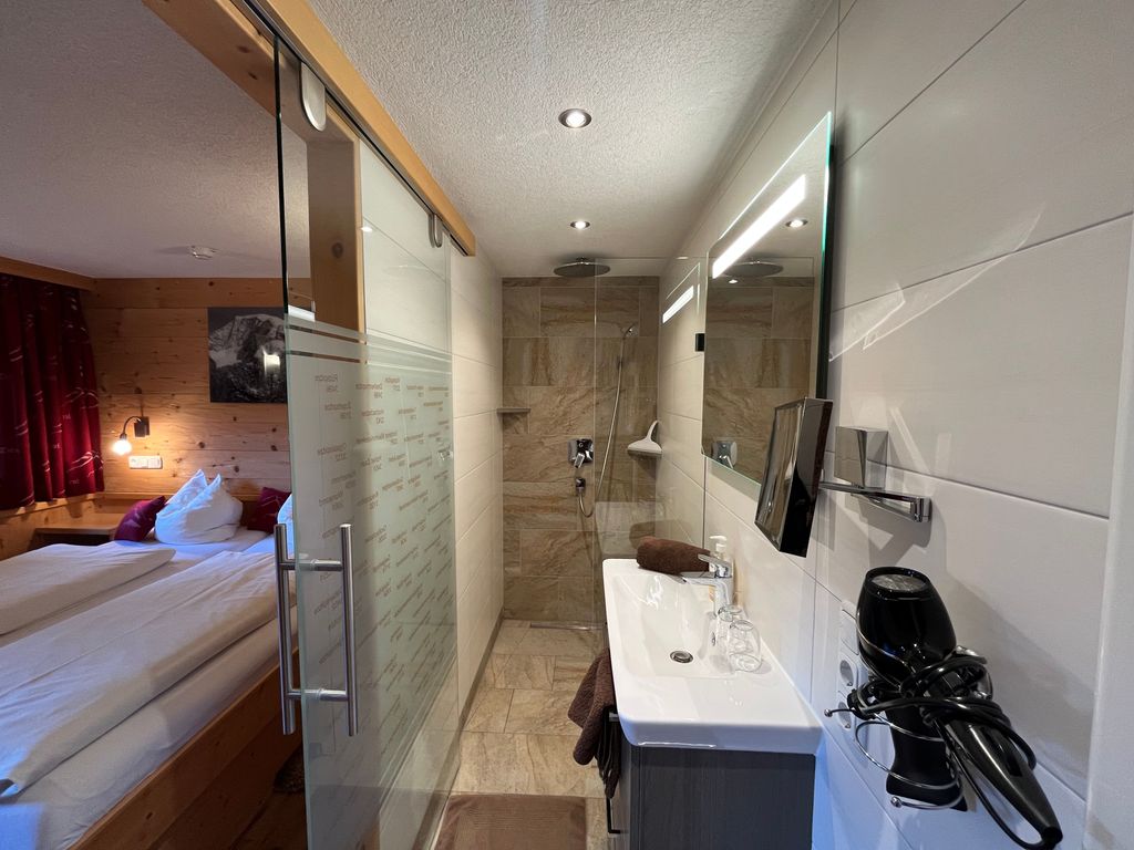 Badezimmer Whg. Großvenediger Duschansicht