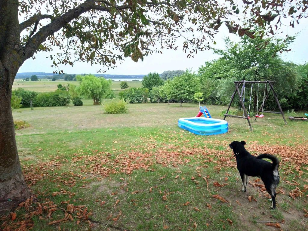 weitläufiger Garten mit Kinderspielgeräten