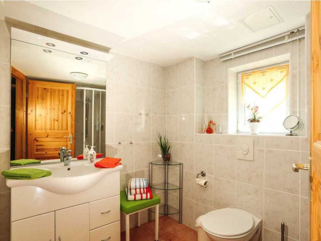 Badezimmer mit Dusche & WC