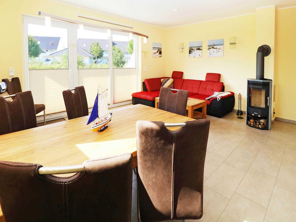 Heller Wohn- und Essbereich -
Das Ferienhaus Sinha im Ostseebad Karlshagen auf der Insel Usedom zeigt den hellen Wohn- und Essbereich mit Esstisch, Sitzmöbeln und großen Fenstern.