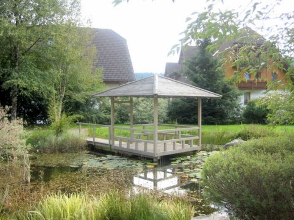 Blick auf Rössleweiher mit Pavillion