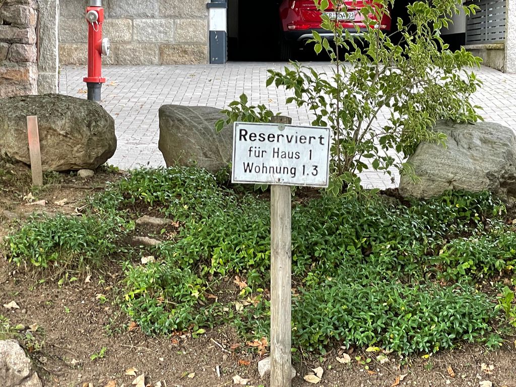 Ihre Reservierung  Parkplatz rechts bei der Einfahrt
