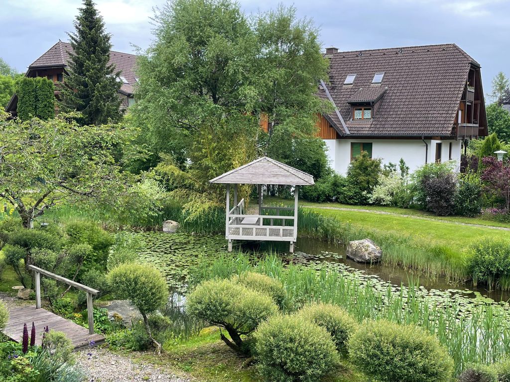 Blick vom Balkon auf den Weiher