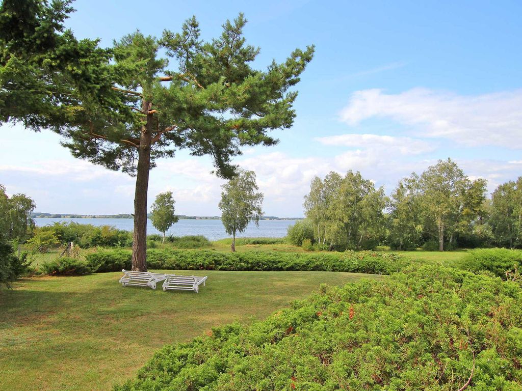 Blick vom großen Grundstück bis zur Müritz