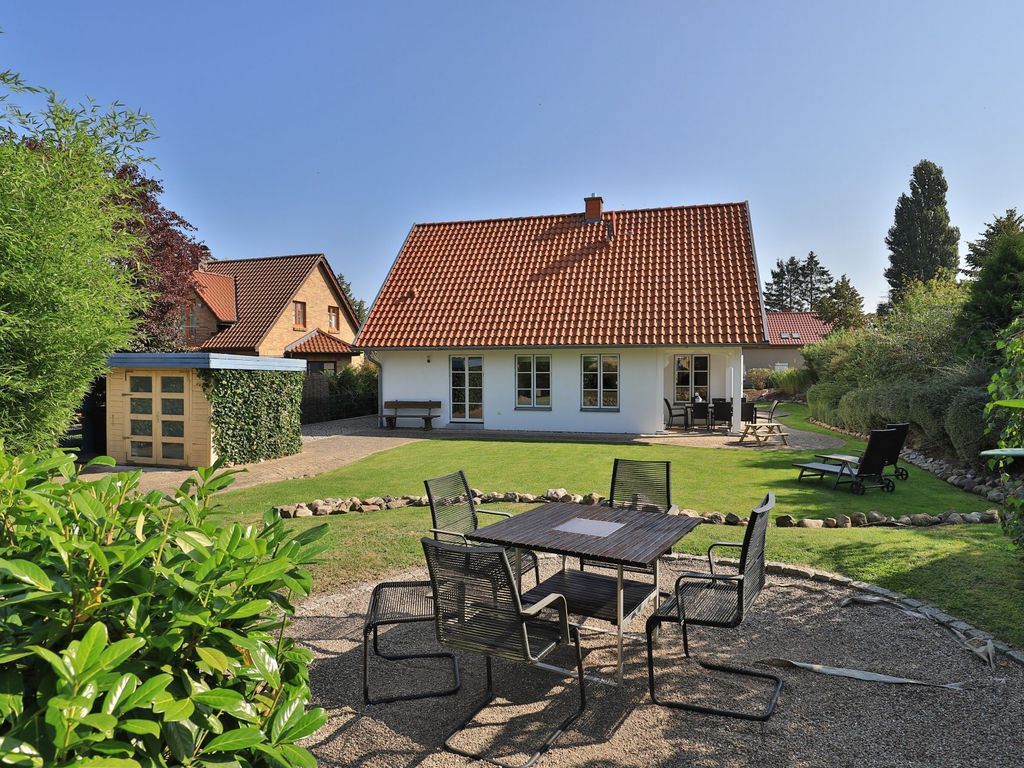 Smutje, Ferienhaus - Blick auf den Garten und das Ferienhaus