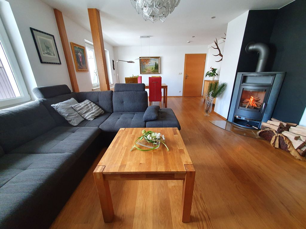Geräumiges Wohnzimmer mit Kamin