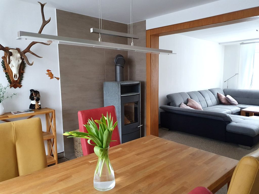 Großes gemütliches Wohnzimmer mit Esstisch und Kamin