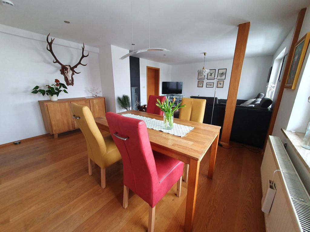 Geräumiges Wohnzimmer mit Essecke