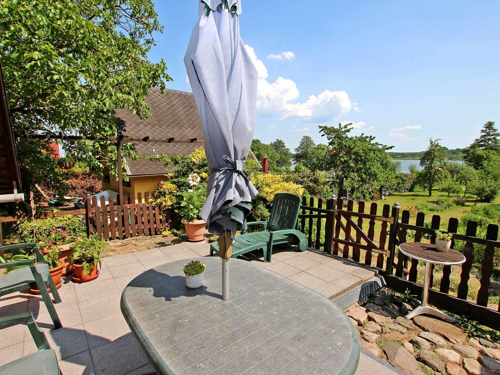 Blick von der Terrasse zum See