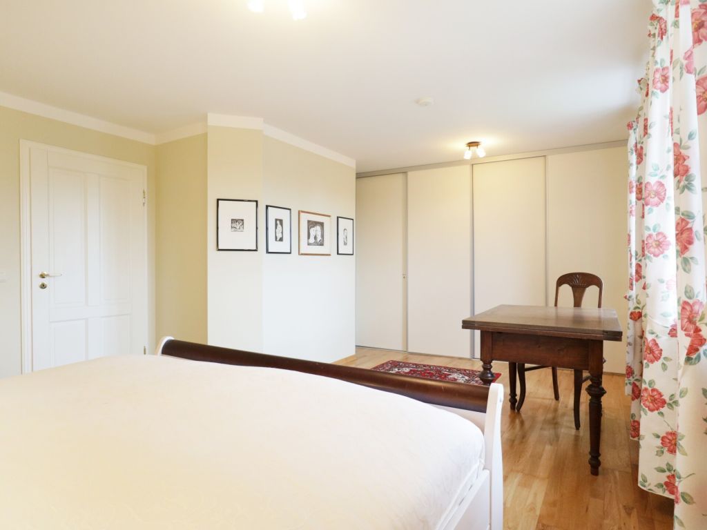 Wildrose - Blick in das Schlafzimmer im OG mit großem Kleiderschrank